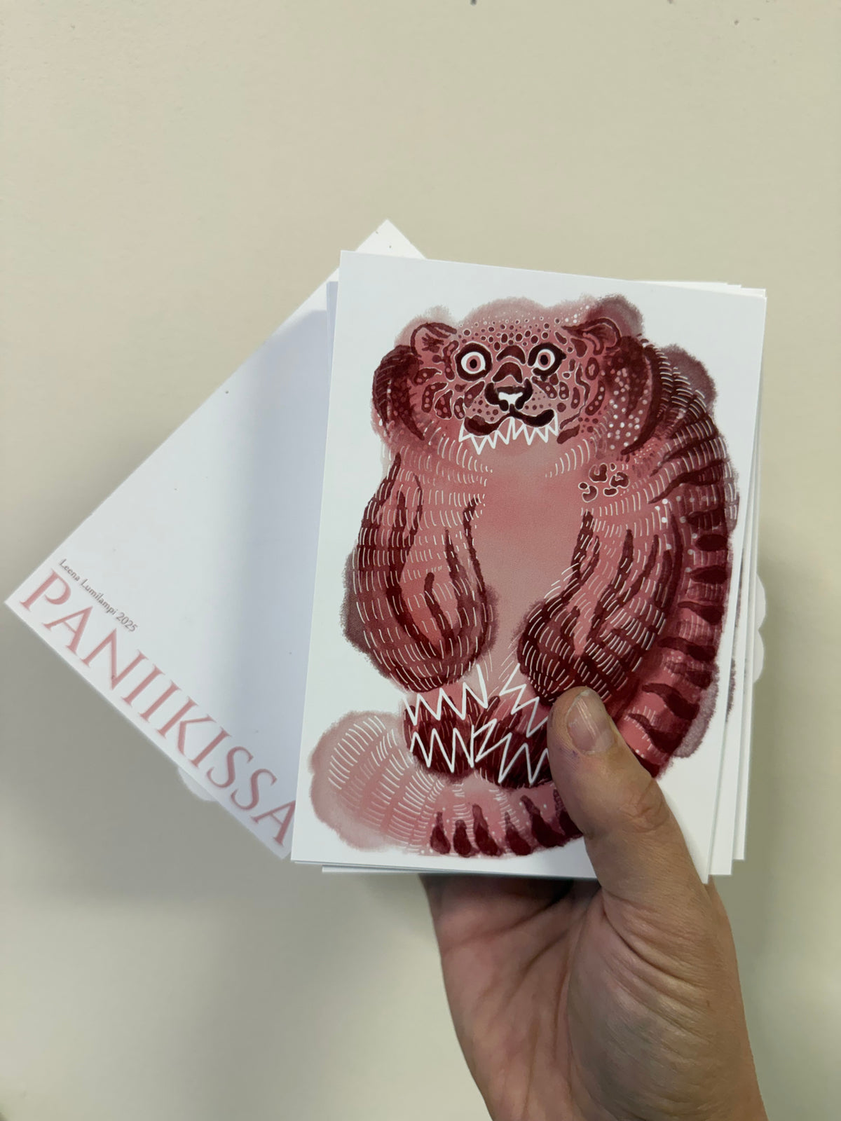 Paniikissa-postikortti ja tarra